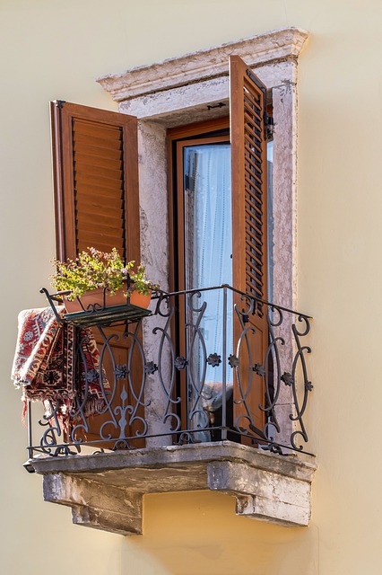 balcony-4539184_640