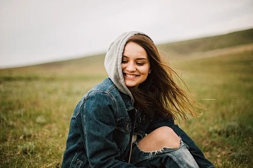 šedá mikina s kapucňou